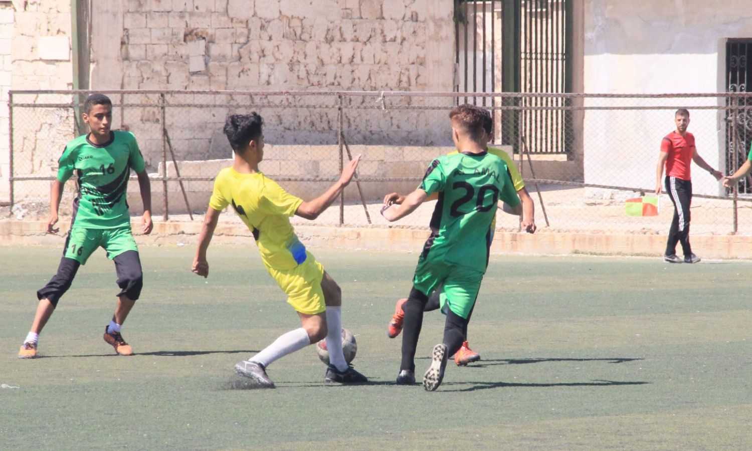 لاعبون في أندية الناشئين خلال مباراة في إدلب شمالي سوريا- 14 من تموز 2022 (الاتحاد السوري الحر لكرة القدم/ فيس بوك)