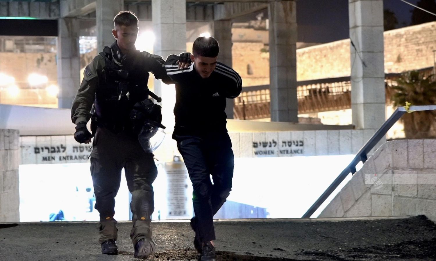عنصر من قوات الاحتلال الإسرائيلي يعتقل فلسطينيًا خلال عمليات اقتحام الأقصى التي نفذتها قوات إسرائيلية- 4 من نيسان 2023 (وفا)