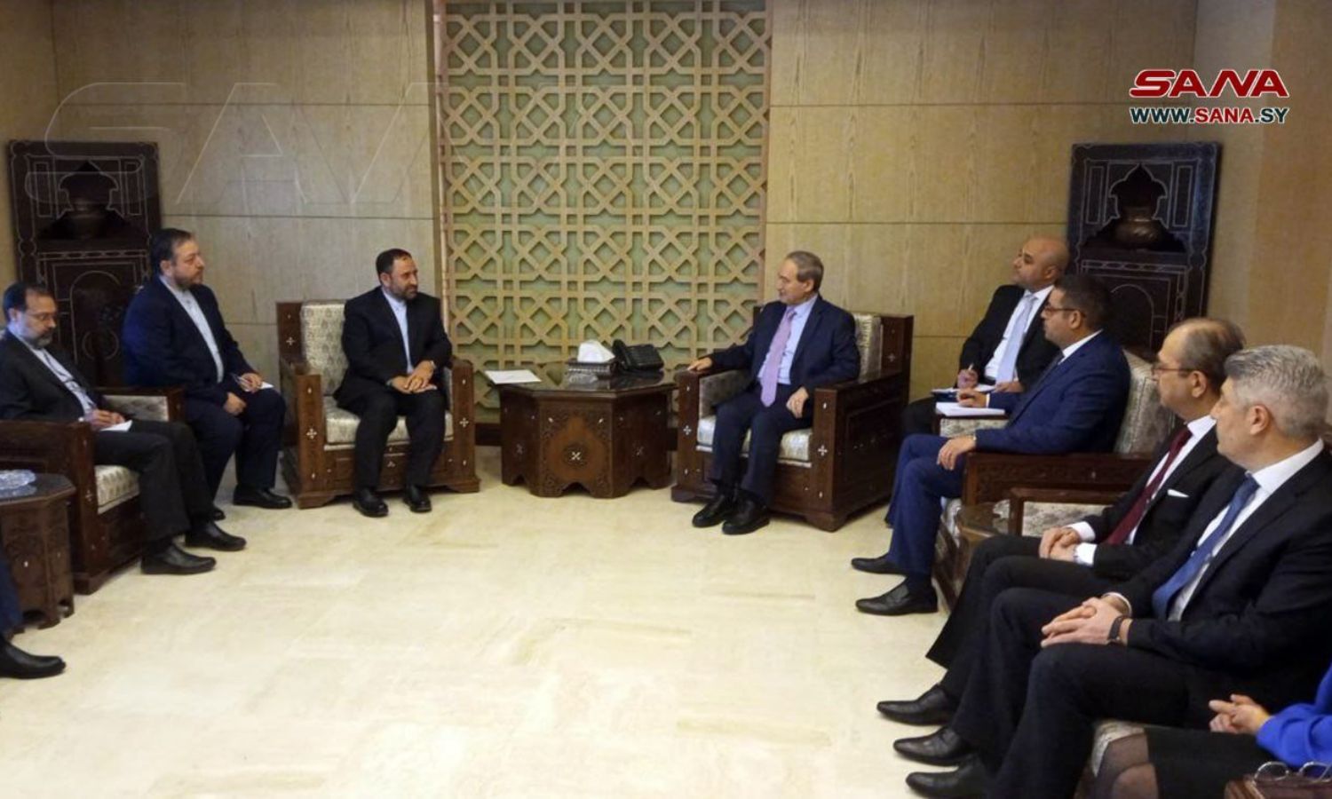 وزير الخارجية، فيصل المقداد، مع السفير الإيراني في دمشق، حسين أكبري- 22 من نيسان 2023 (سانا)