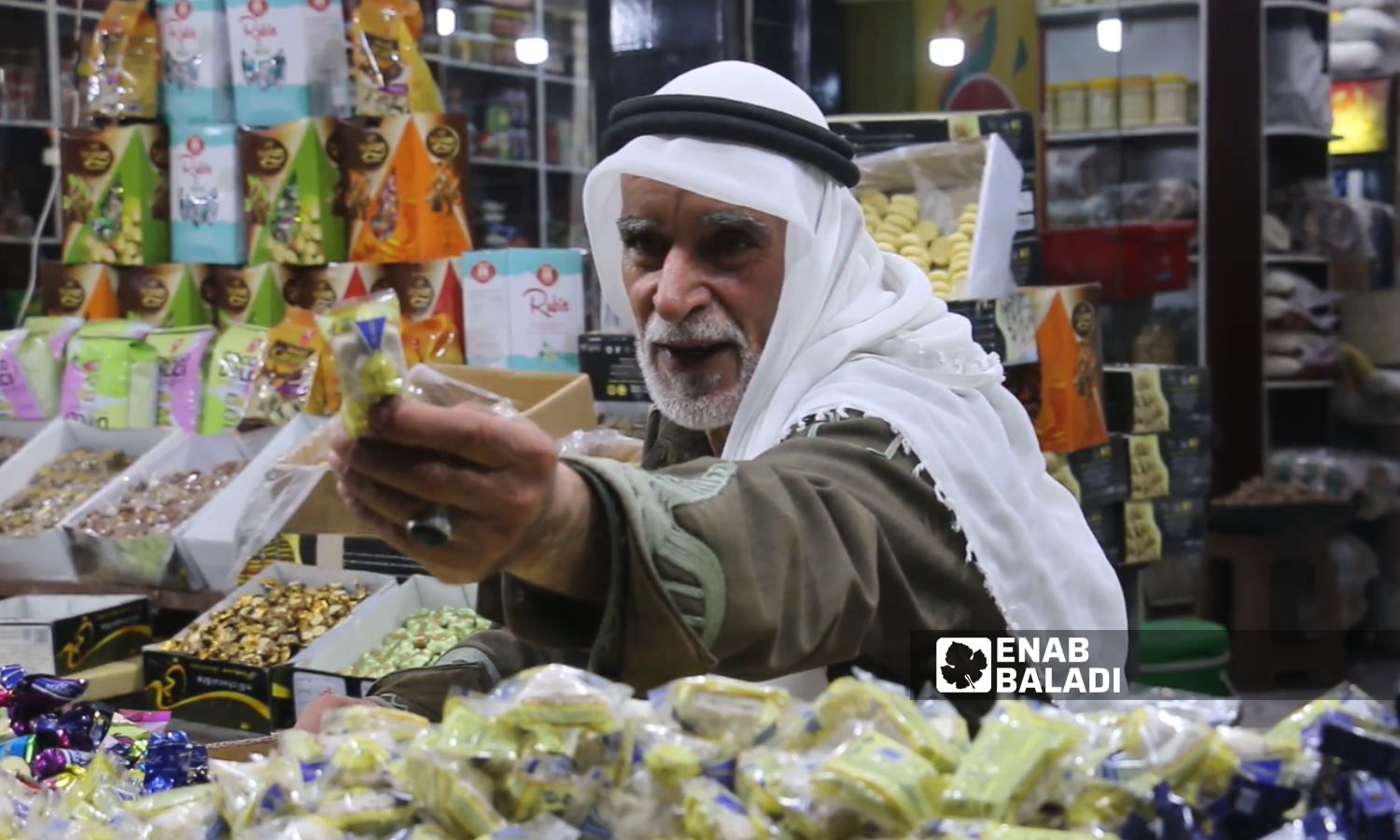 بائع حلويات في مدينة اعزاز بريف حلب الشمالي-19 من نيسان 2023 (عنب بلدي/ ديان جنباز)