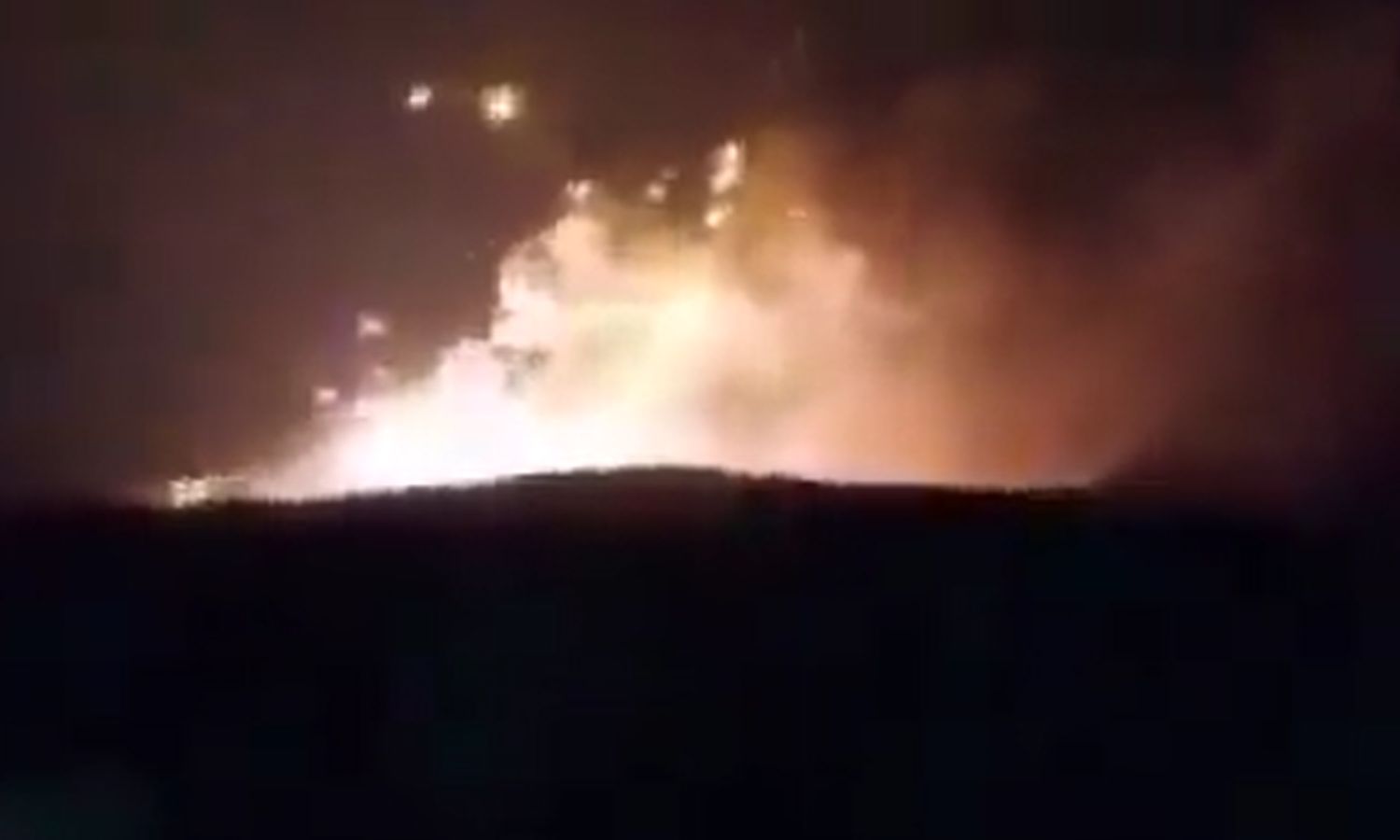 تصاعد النيران جراء انفجار في مستودعات الذخير في السفيرة (لقطة شاشة/ متداول)
