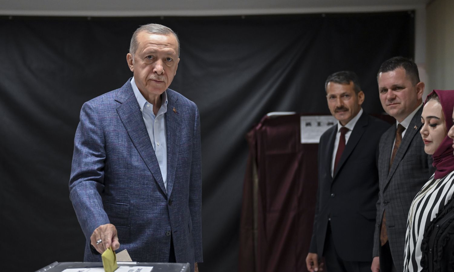 الرئيس التركي رجب طيب أردوغان خلال الإدلاء بصوته في الانتخابات الرئاسية والبرلمانية في مركز اقتراع بمنطقة اسكودار باسطنبول- 14 من أيار 2023 (Ak parti/ تويتر)