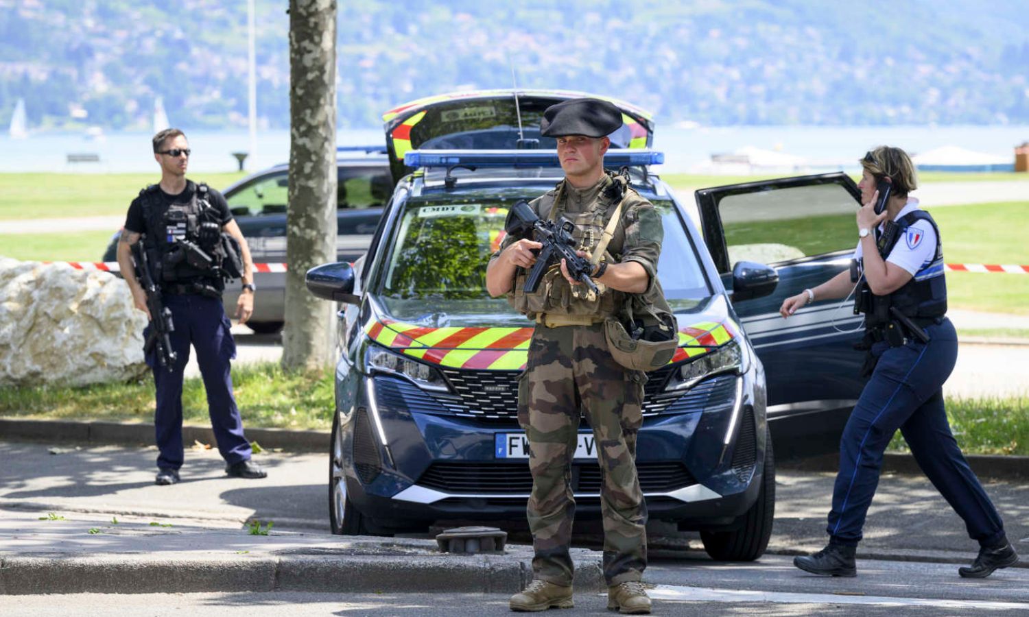 شرطة في موقع حادثة طعن ستة أشخاص في مدينة أنسي شرقي فرنسا- 8 من حزيران 2023 (AP)