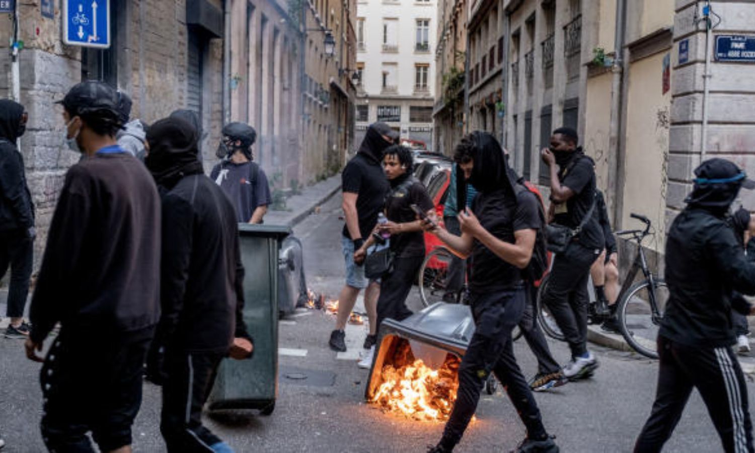 اشتباكات عنيفة شهدتها المدن الفرنسية بين الشرطة والمتظاهرين 30 حزيران 2023 (le monde)