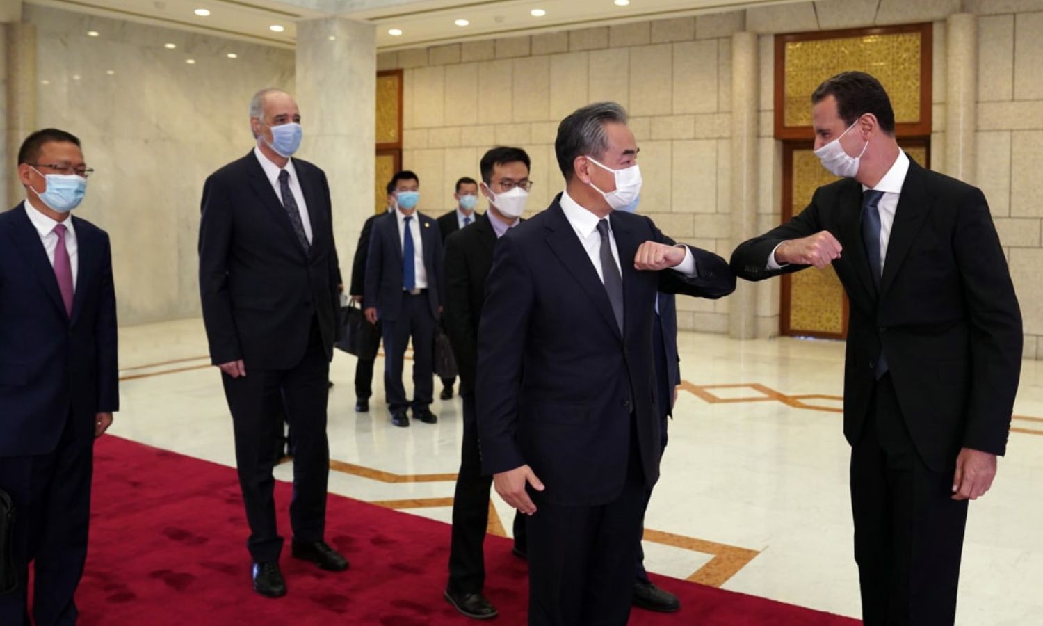 رئيس النظام السوري، بشار الأسد، مع وزير خارجية الصين، وانغ ويي، أثناء زيارته لدمشق- 17 من تموز 2021 (رئاسة الجمهورية)