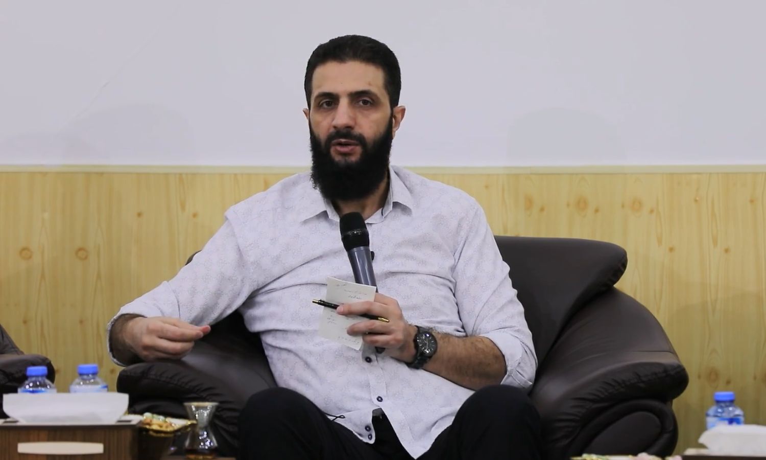 قائد "هيئة تحرير الشام" العاملة في إدلب، "أبو محمد الجولاني" خلال لقائه وجهاء الطائفة الدرزية في جبل السماق بإدلب- 7 من أيلول 2023 (أمجاد)