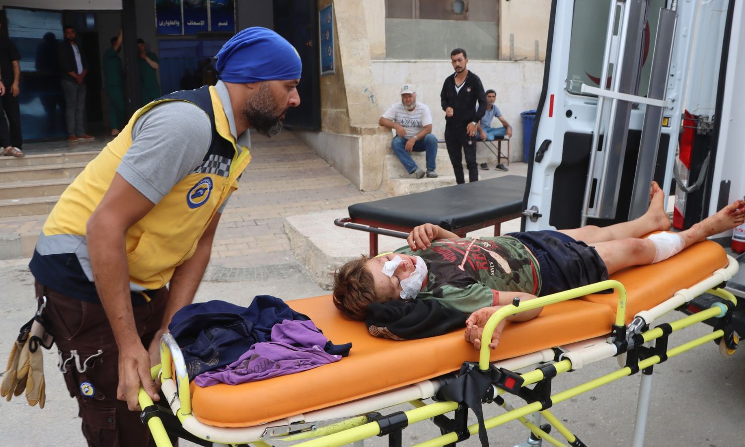 إسعاف طفل أُصيب بجروح جراء انفجار جسم من مخلفات الحرب في جبل كفر كرمين غربي حلب- 12 من أيلول 2023 (الدفاع المدني السوري)