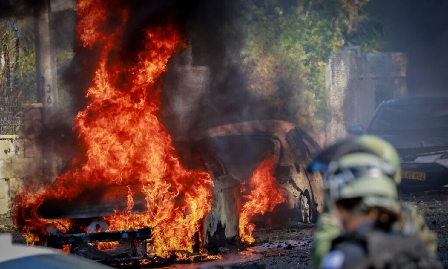 النيران تندلع من سيارة إثر قصف حماس للمناطق الفلسطينية المحتلة في 7 من تشرين الأول 2023 (تايمز أوف إسرائيل)