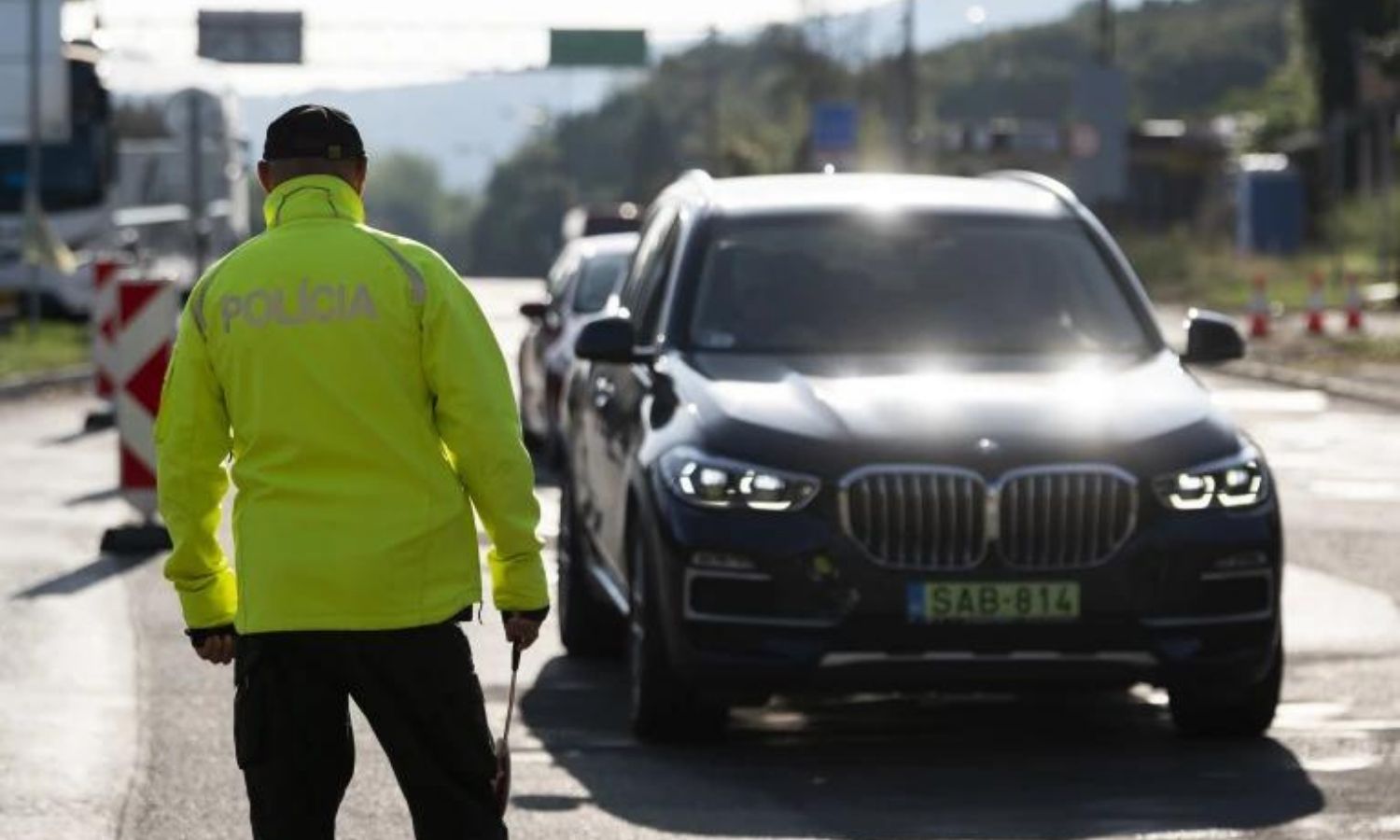 عناصر الشرطة يقومون بفحص السيارات والشاحنات الصغيرة على الحدود السلوفاكية- 5 من تشرين الأول) (AP)