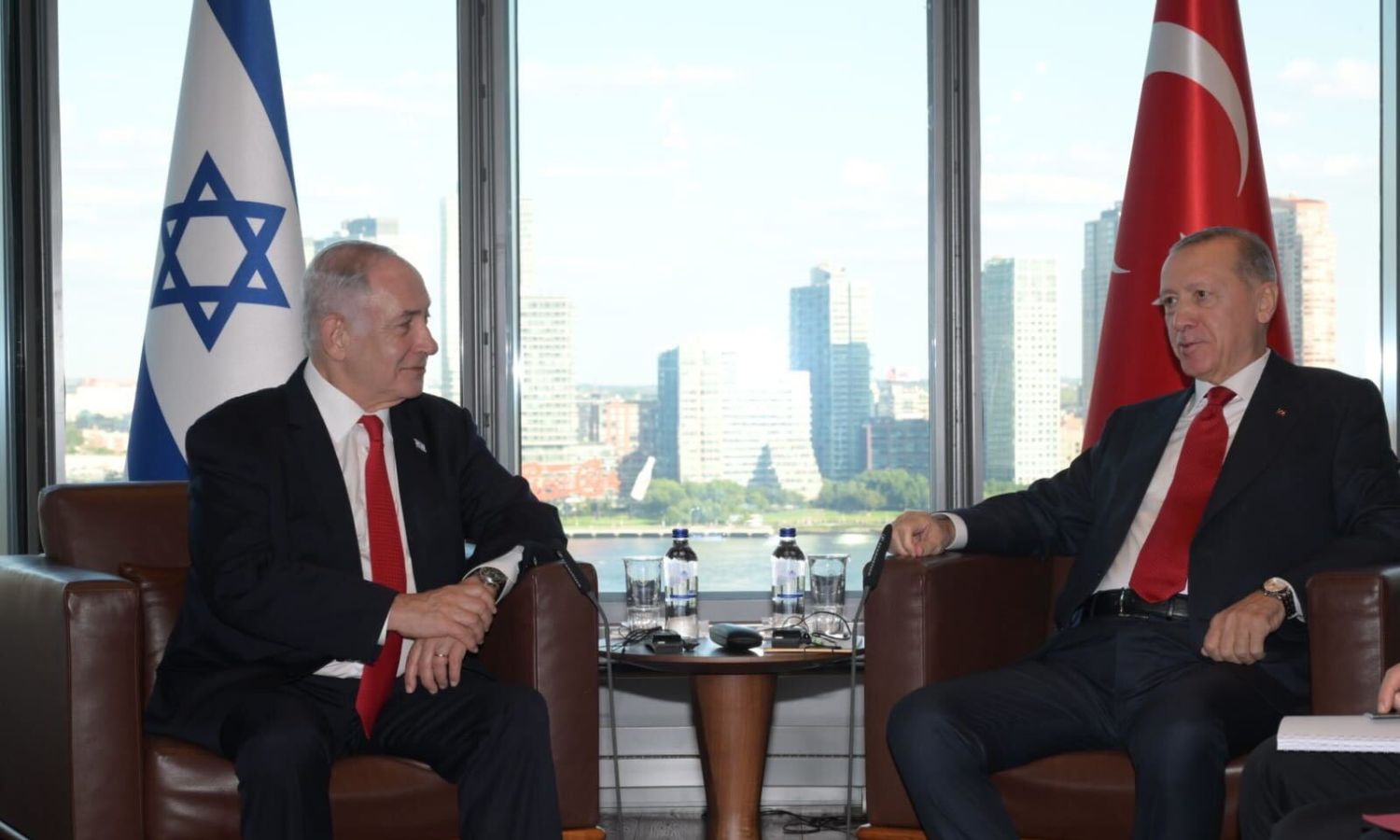 الرئيس التركي رجب طيب أردوغان ورئيس الوزراء الإسرائيلي بنيامين نتنياهو خلال لقائهما على هامش الدورة الـ78 للجمعية العامة للأمم المتحدة بنيويورك - 20 من أيلول 2023 (الأناضول)