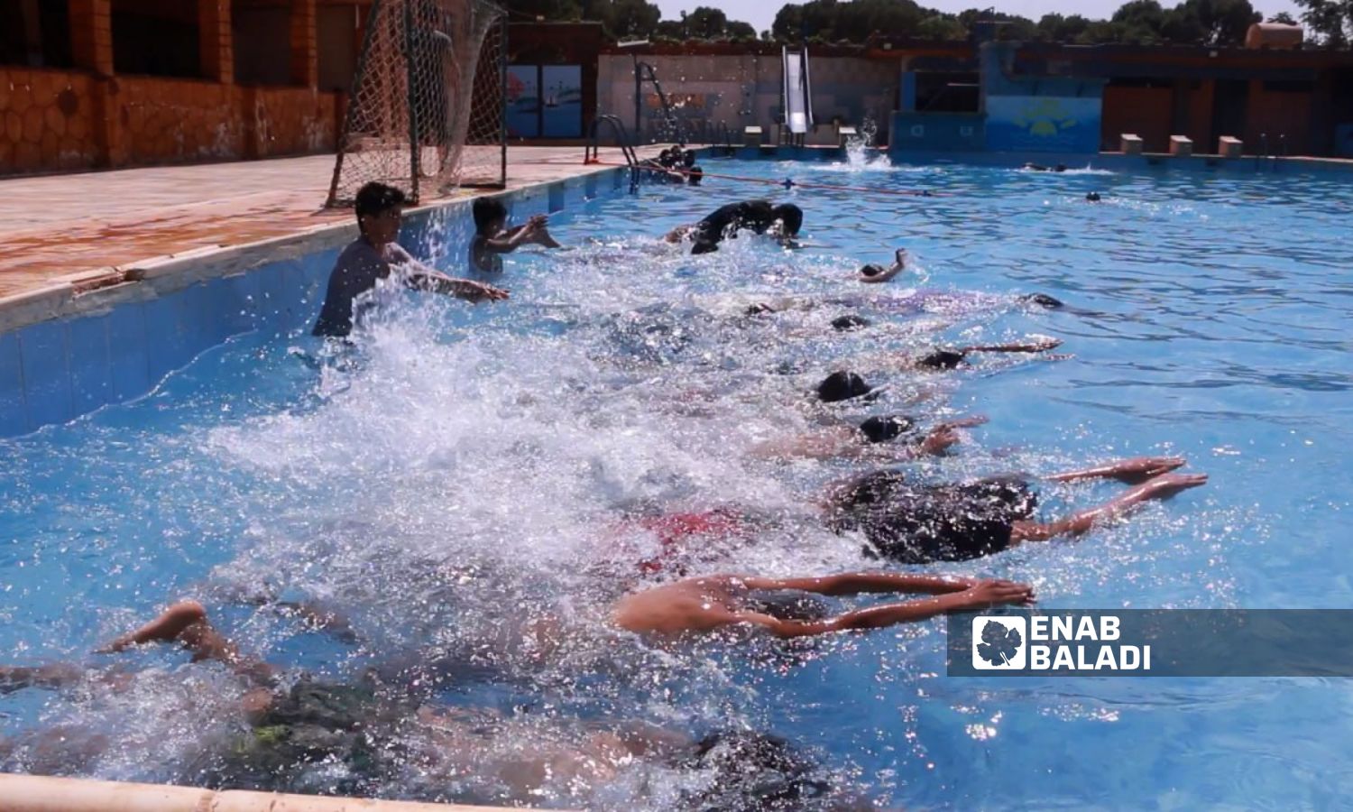 مسابقة للسباحة في المسبح "البلدي" بإدلب - 13 من تموز 2023 (عنب بلدي)