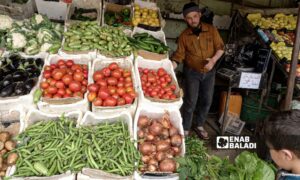 بائع خضروات خلال شهر رمضان في مدينة طفس بريف درعا الغربي - 17 من آذار 2024 (عنب بلدي/ حليم محمد)
