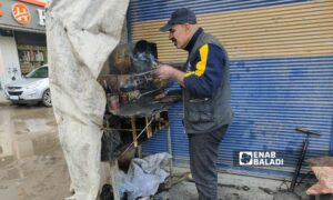صيانة "بوابير الكاز" في أحد شوارع القامشلي - 29 من كانون الثاني 2024 (عنب بلدي/ مجد السالم)