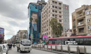 صورة كبيرة لرئيس النظام السوري، بشار الأسد على واجهة أحد المباني في أحد شوراع العاصمة دمشق- 3 من شباط 2024 (عنب بلدي)