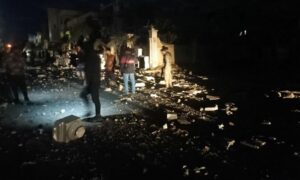 آثار قصف جوي نفذته طائرات حربية بمدينة دير الزور شرقي سوريا- 26 من آذار 2024 (سبوتنيك)