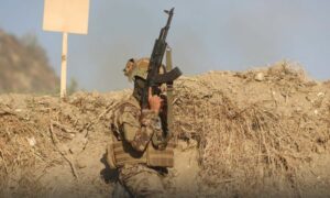 مقاتل من "تحرير الشام" خلال تخريج دورة تدريبات عسكرية - 28 من تموز 2023 (أمجاد)