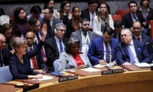 أعضاء مجلس الأمن التابع للأمم المتحدة في أثناء التصويت على قرار وقف فوري لإطلاق النار في غزة - 25 من آذار 2024 (رويترز) 