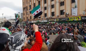 أهالي السويداء يتظاهرون في ساحة الكرامة، في مركز المحافظة، للمطالبة بإسقاط النظام والتغيير السياسي في سوريا بالتزامن مع الذكرة الـ13 للثورة السورية - 15 من آذار 2024 (عنب بلدي)