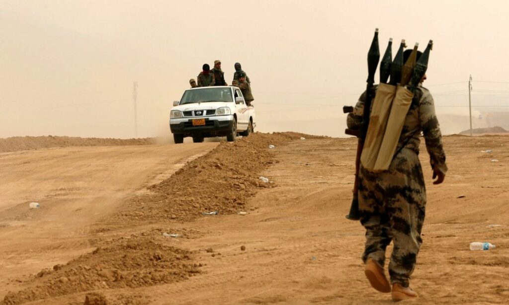 مقاتلون من تنظيم "الدولة الإسلامية" في البادية السورية (تعديل عنب بلدي)