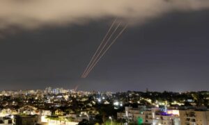 نظام مضاد للصواريخ يعمل في مدينة عسقلان بعد إطلاق طائرات مسيرة وصواريخ باتجاه إسرائيل - 14 من نيسان (رويترز)