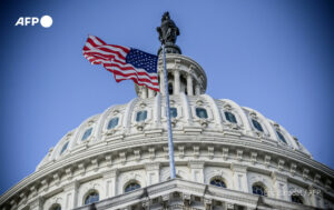 يشكل مبنى "الكابيتول" المقر الرسمي لـ"الكونجرس" الأمريكي، الذي يمثل السلطة التشريعية في الولايات المتحدة بمجلسي النواب والشيوخ الذين يتكون منهم- 2020 (AFP)