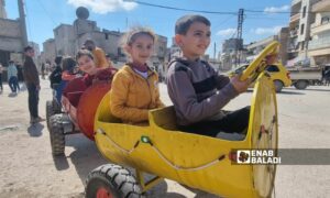 معدات متواضعة تصنع فرحة الأطفال في إدلب – 11 من نيسان 2024 (عنب بلدي/ أنس الخولي)