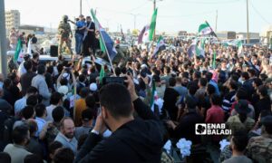حشود من السوريين يرفعون علم الثورة في تشييع محمد فارس إلى مثواه الأخير في مدينة اعزاز بريف حلب- 22 من نيسان 2024 (عنب بلدي)
