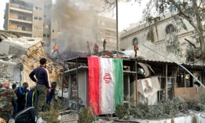 آثار غارة إسرائيلية استهدفت مبنى ملاصقًا للسفارة الإيرانية في دمشق - 1 من نيسان 2024 (رويترز)