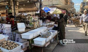 بسطات بيع الحلويات في "سوق التركي" بمدينة القامشلي  شمال شرقي سوريا -1 من نيسان 2024 (عنب بلدي)