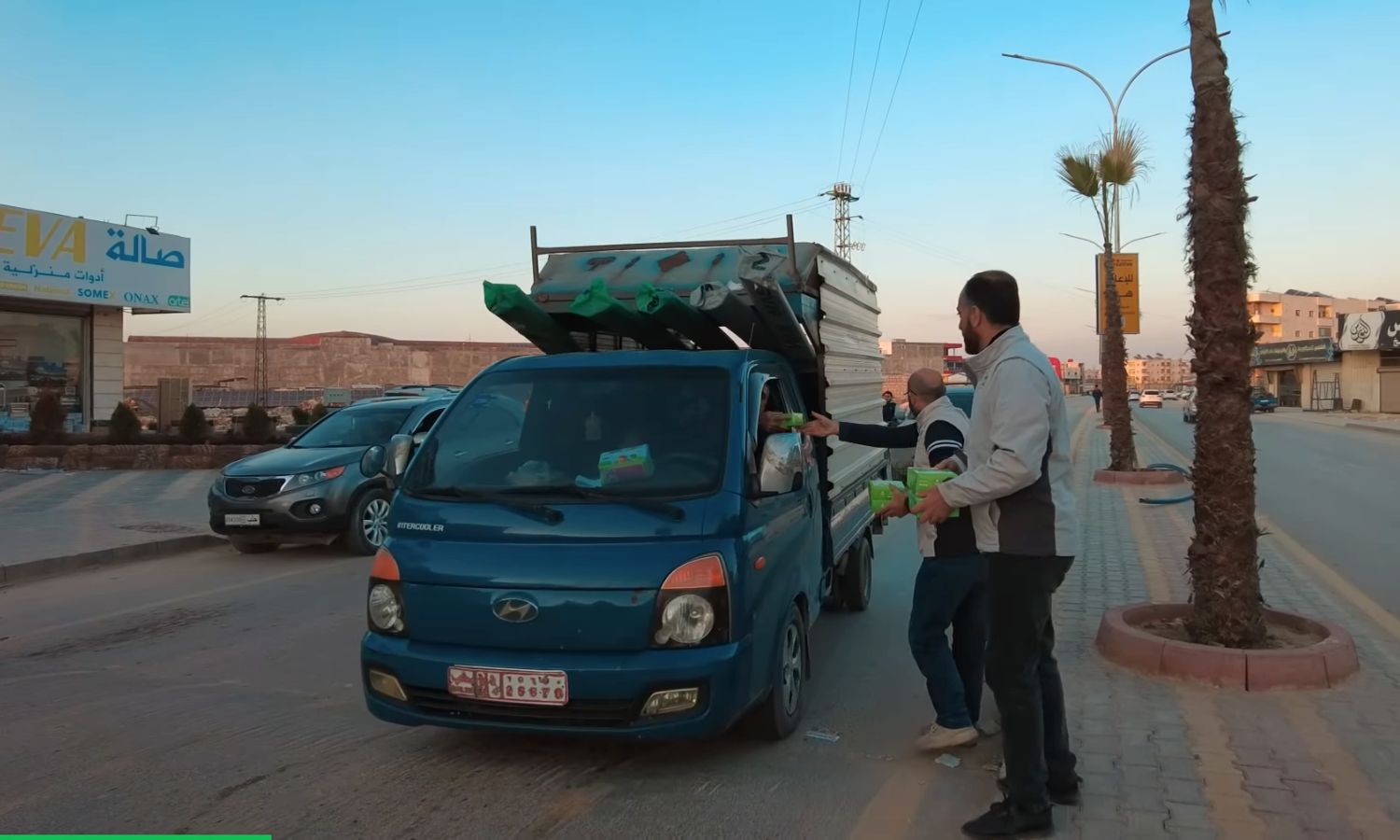 فريق جمعية "عطاء" للإغاثة الإنساني خلال توزيع وجبات إفطار سريعة على المارّة شمالي سوريا - 26 من آذار 2024 (جمعية عطاء)