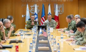 رئيس هيئة الأركان العامة للجيش الإسرائيلي، الفريق هرتسي هليفي (يسار) وقائد القيادة المركزية الأمريكية الجنرال مايكل إريك كوريلا (يمين) خلال اجتماع ضم عسكريين من جيش البلدين- 12 من نيسان 2024 (الجيش الإسرائيلي/ إكس)