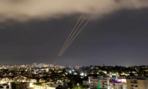 نظام القبة الحديدة المضاد للصواريخ خلال اعتراض هجوم إيراني أطلق باتجاه إسرائيل- 14 من نيسان 2024 (رويترز)