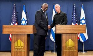 وزيرا الدفاع الأمريكي (يسار) والإسرائيلي (يمين) في تل أبيب- 13 من تشرين الأول 2023 (AFP)