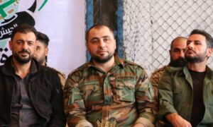 معتصم عباس (وسط) قائد "فرقة المعتصم" في "الجيش الوطني السوري" بريف حلب (القوة الموحدة)