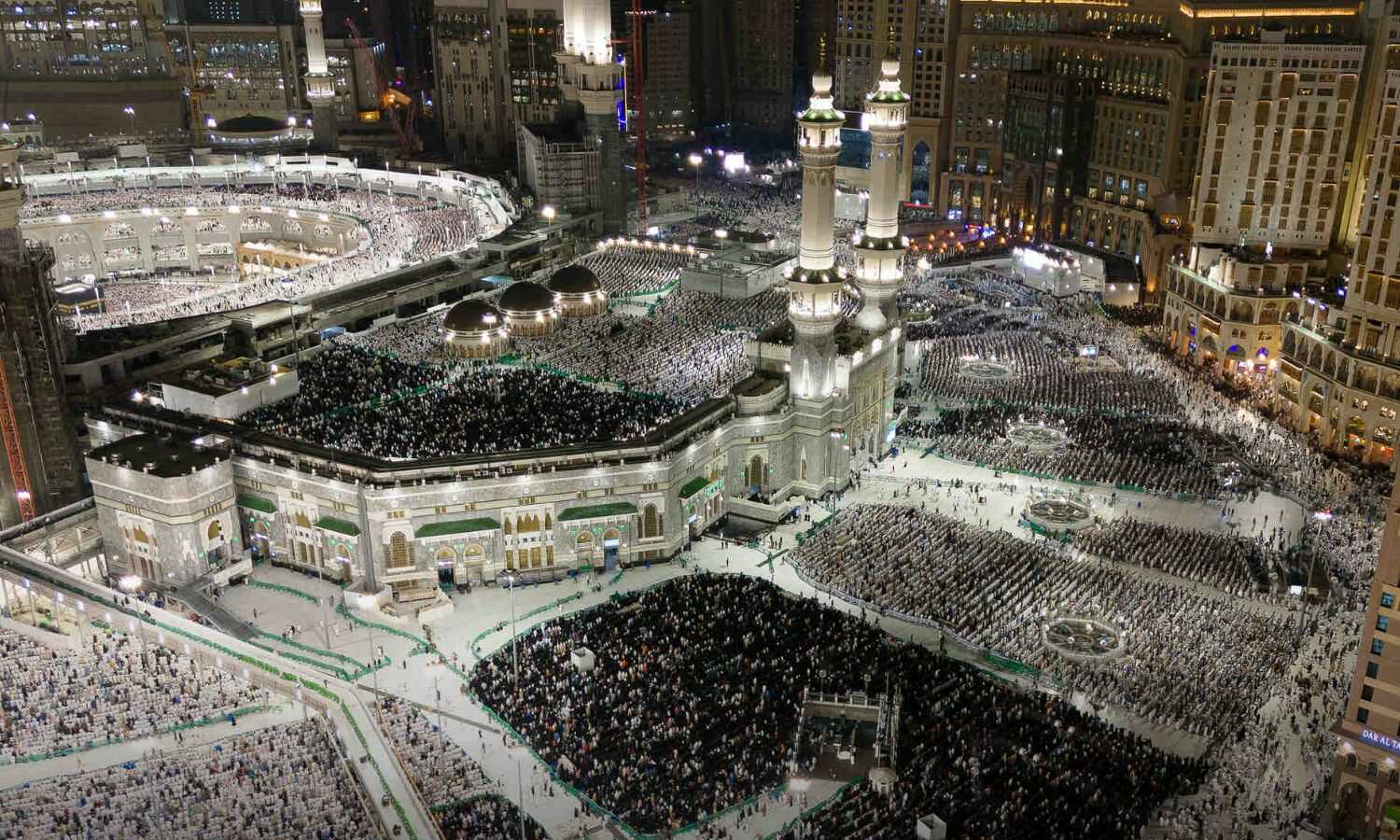 حشود من المسلمين يؤدون الصلاة في خواتيم رمضان في البيت الحرام- 6 من نيسان 2024 (وزارة الحج والعمرة السعودية/ إكس)
