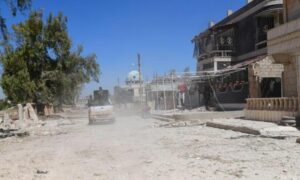 مجموعة عسكرية من قوات النظام السوري داخل أحد أحياء درعا البلد- 8 من أيلول 2021 (رويترز)