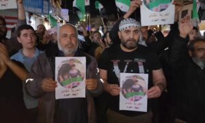 متظاهرون في مدينة بنش يطالبون بالإفراج عن معتقل في سجون "تحرير الشام" – 5 من أيار 2024 (Muhammad Najdat Haj Kadour/فيس بوك)