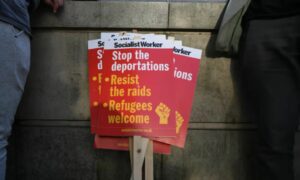 لافتات رفعها محتجون ضد ترحيل اللاجئين إلى بريطانيا- أيار 2024 (الجاريان)