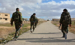 عناصر من قوات النظام بالقرب من خطوط التماس بريف إدلب (سبوتنيك)