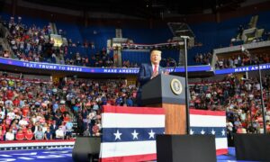 ترامب خلال مشاركته في تجمع انتخابي في ولاية أوكلاهوما الأمريكية- حزيران 2020 (AFP)