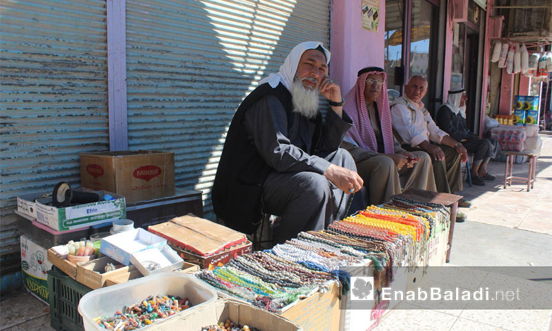 An Arab trader with Kurdish men in the city of Qamishli – September, 29th, 2016 (Enab Baladi)