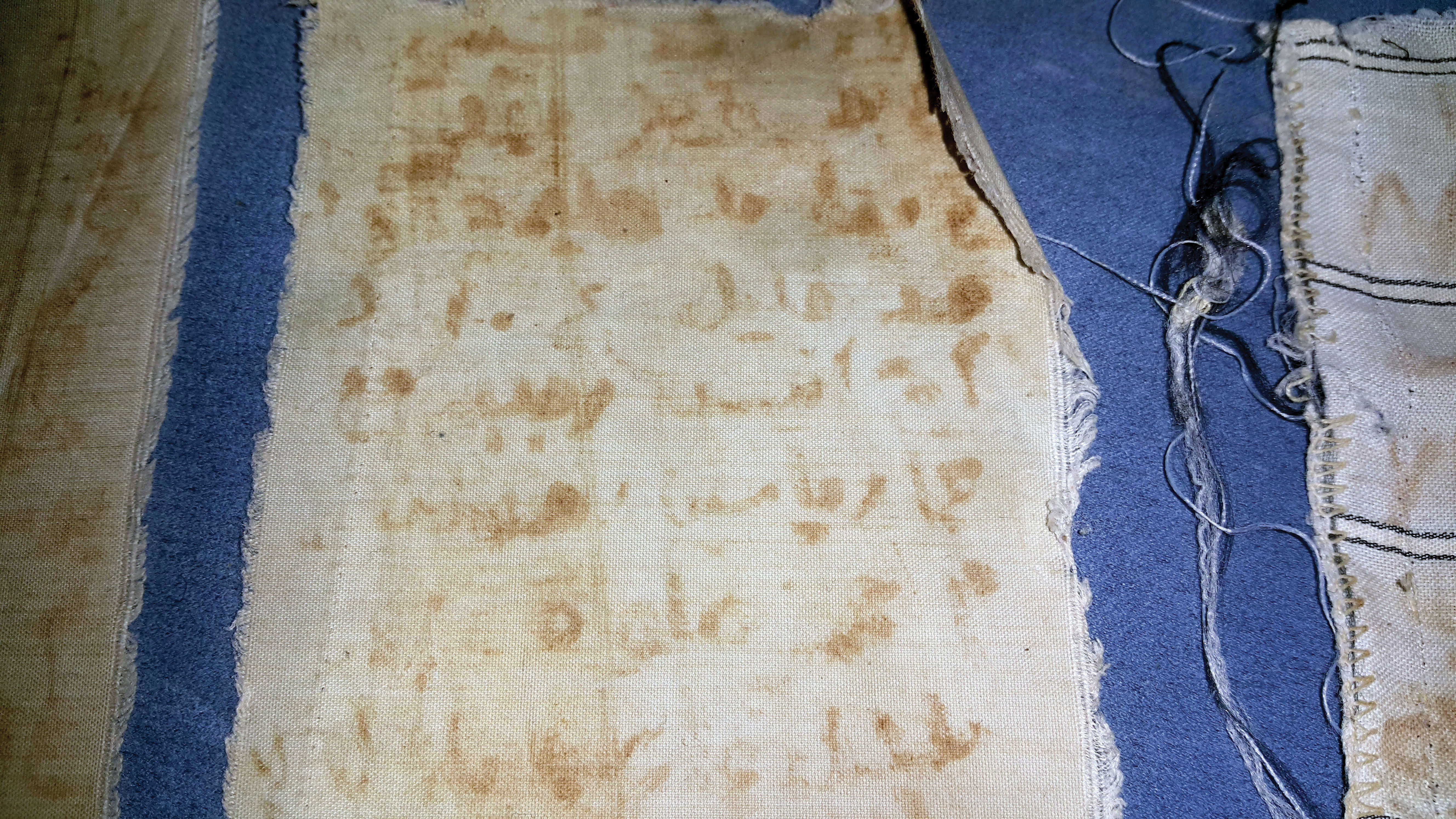 A detainee’s shirt, on which Nabil Sharbaji wrote the names of his cellmates in blood and rust, and which the journalist Mansour al-Omari took with him when he was released (Enab Baladi Exclusive, Mansour al-Omari)