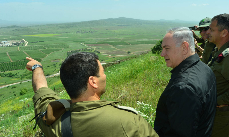 Israeli Prime Minister Benjamin Netanyahu examining the Syrian side of the Occupied Golan Heights with military leaders, April 2016 (Internet)