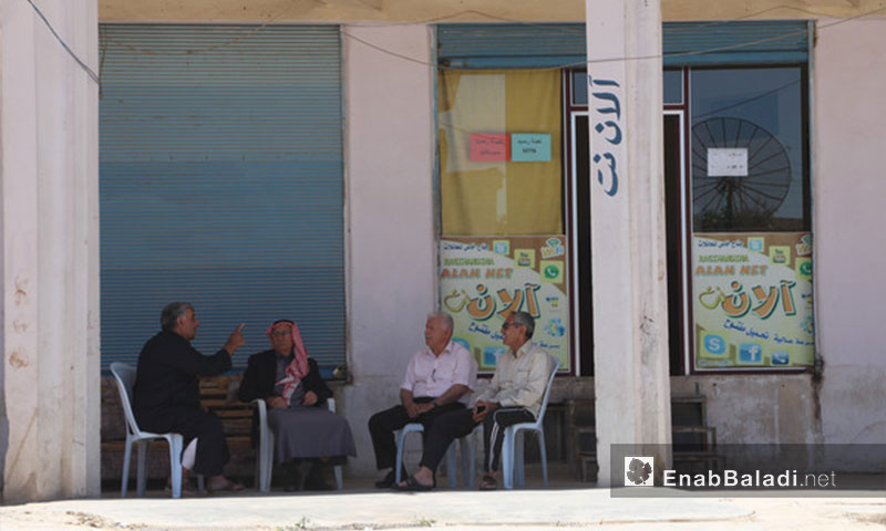 Elderly people discussing in a shop’s yard in al-Hasakah - May 17, 2017 (Enab Baladi)