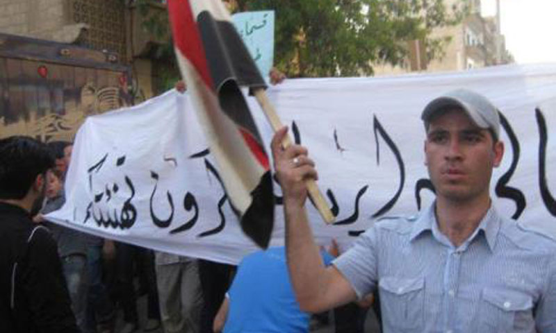 الناشط الصحفي نبيل شربجي في مظاهرات داريا