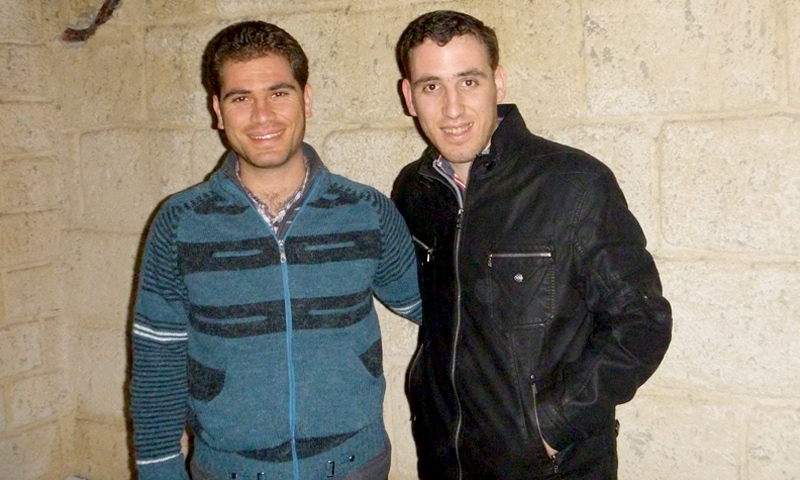عمر شربجي (يمين) إلى جانب شقيقه نبيل شربجي