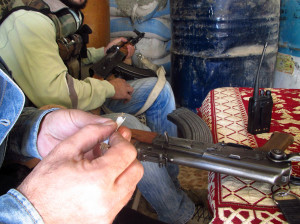 مقاتل يلف سيحارة على إحدى جبهات القتال في داريا