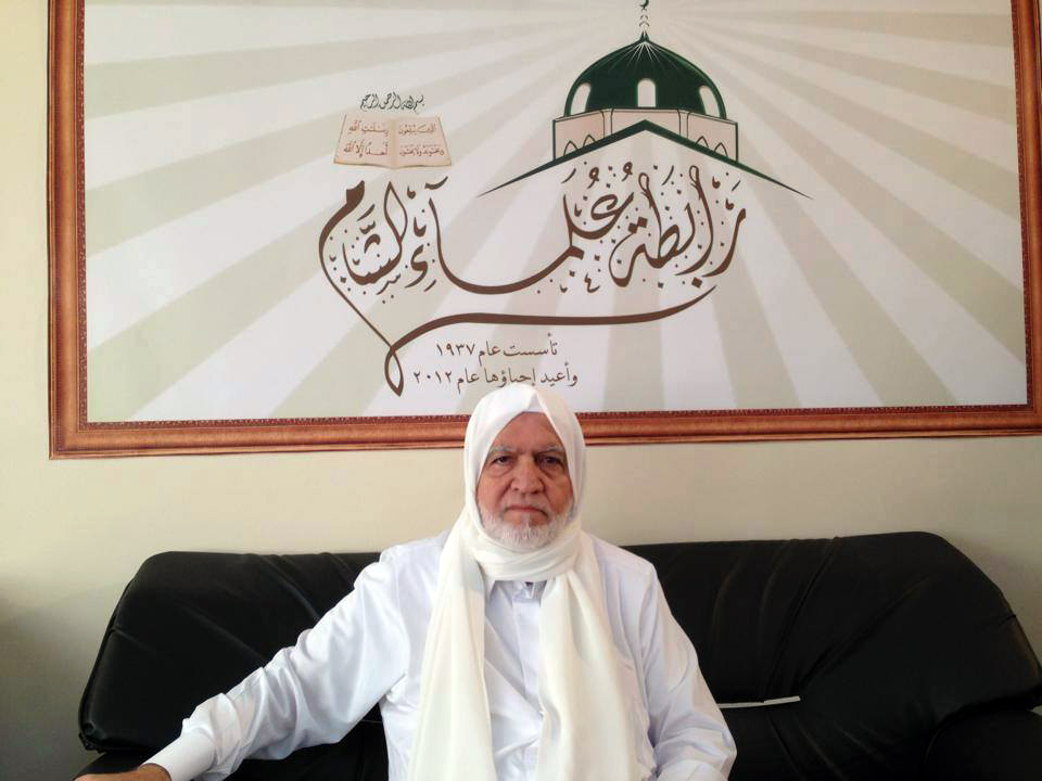 الشيخ أسامة الرفاعي، رئيس رابطة علماء الشام في مكتبه باسطنبول (عنب بلدي)