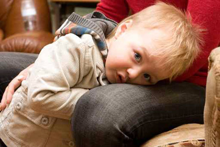 طفلك يرفض الإبتعاد عنك.. تعرفي على قلق الانفصال عند الرضع وطرق علاجه