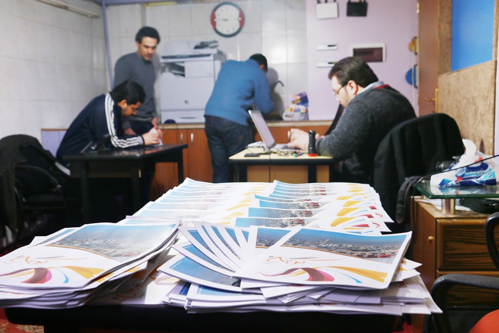 فريق "كركبة" أثناء إعداد وطباعة المجلة في داريا (عنب بلدي)